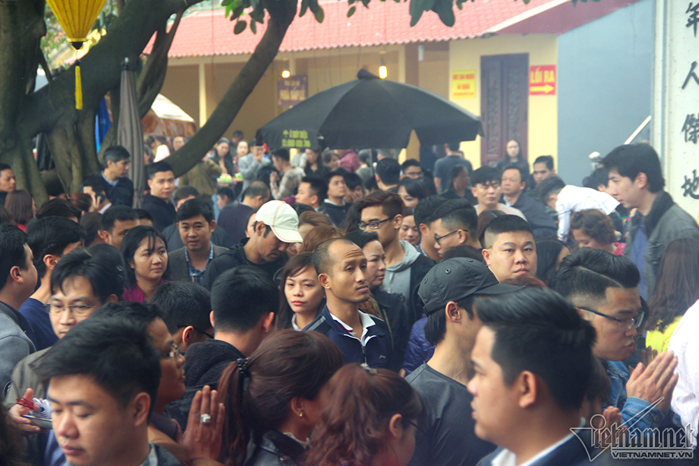 Vàng mã đốt nghi ngút, tiền lẻ rải kín phủ Tây Hồ rằm tháng Giêng